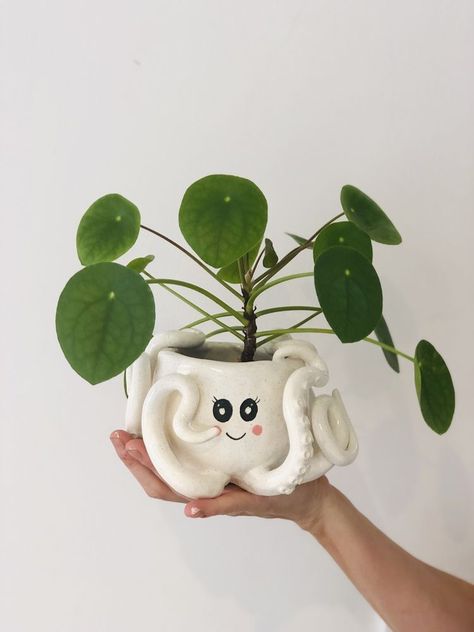 Cute Clay Planters, Octopus Plant Pot, Ceramic Flower Pots Ideas, Clay Planters Diy, Diy Ceramic Planters, Diy Clay Plant Pots, Clay Plant Pots Handmade, Octopus Planter, Ceramic Octopus