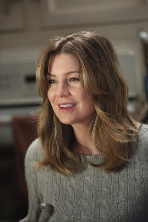 Season 6 Ellen Pompeo Hairstyles, Meredith Grey Hair, Ellen Pompeo, Gray Hair Cuts, Meredith Grey, Grey Hair Color, Grey's Anatomy, Grey Hair, Hairstyles For School