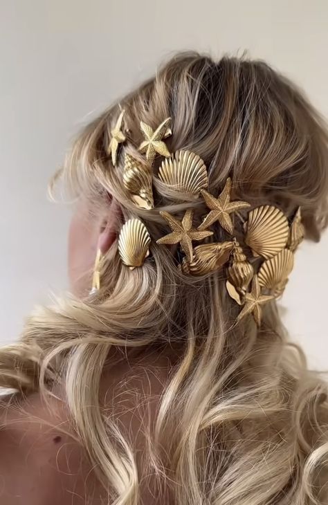 Beach Fairy Aesthetic, Mermaid Hair Styling, Mermaid Short Hair, Mermaid Core Hair, Siren Hairstyles, Mermaid Hair Aesthetic, Mermaid Hair Ideas, Sea Hairstyles, Shell Makeup