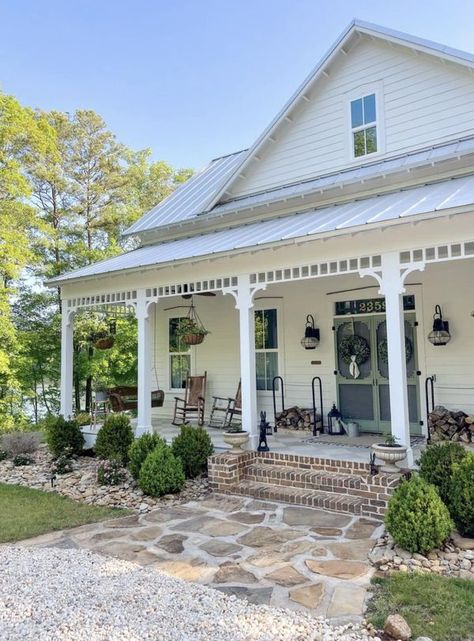 White Farmhouse Exterior, Southern Porches, Victorian Farmhouse, Dream Life House, Cottage Exterior, Farmhouse Exterior, Southern Home, Farmhouse Plans, House Goals