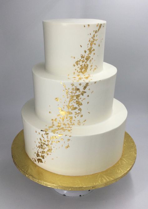 White And Gold Two Tier Cake, 3 Tier Wedding Cake White And Gold, Torte Za Vencanje, Wedding Cake With Gold Flakes, White And Gold Cakes, Sparkle Wedding Cakes, White And Gold Cake, Gold And White Cake, Golden Birthday Cakes