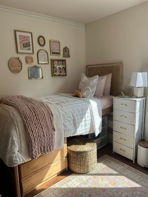 Dorm Room Mamas | Moved our girl across the country and into Stanford | Facebook Dorm Room Layouts, Pink Dorm Rooms, College Dorm Room Inspiration, Dream Dorm Room, Boho Dorm Room, Cozy Dorm Room, Dorm Room Styles, College Dorm Room Essentials, Dream Dorm