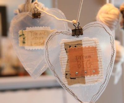 Eight Great Wax Paper Crafts - Craftfoxes Wax Paper Crafts, Decoration Vitrine, Scribble Art, Paper Hearts, Hanging Hearts, Noel Christmas, Wax Paper, Heart Art, Paper Projects