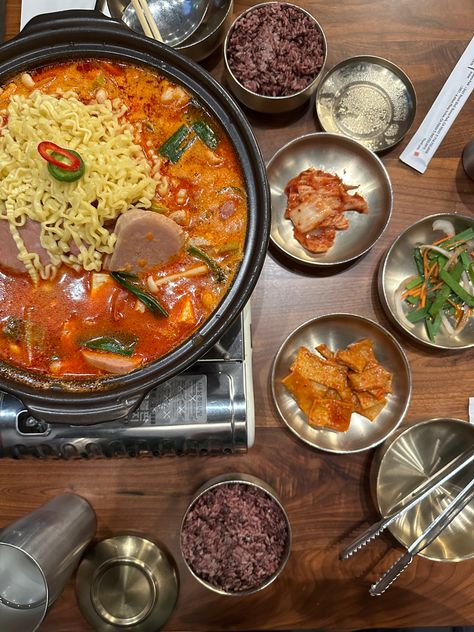 #korean #koreanfood #food #soup #soupideas #spam #purple #rice #ricerecipes #souprecipeseasy #fishcakes #aesthetic #restaurant #spicy #tofu #sausage #mushrooms #spicysauce #ramen #noodles #noodlerecipes #dinner Tofu Sausage, Korean Army Stew, Budae Jjigae, Korean Army, Aesthetic Restaurant, Purple Rice, Food Soup, Spicy Sauce, Easy Soup Recipes