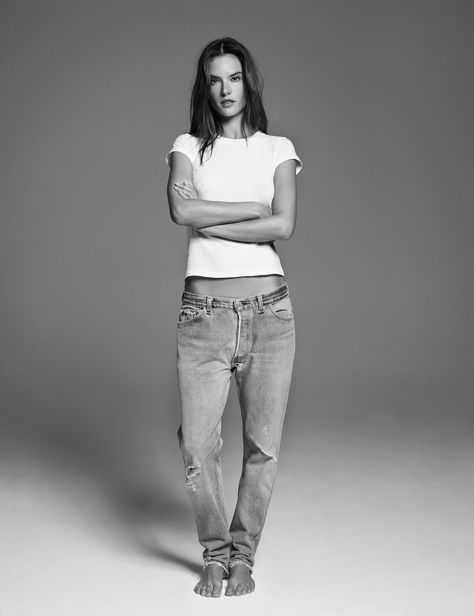 White Tees Outfit, Redone Jeans, Perfect White Tee, White Tee Shirts, Everyday Chic, Alessandra Ambrosio, Denim Branding, T Shirt And Jeans, Perfect Jeans