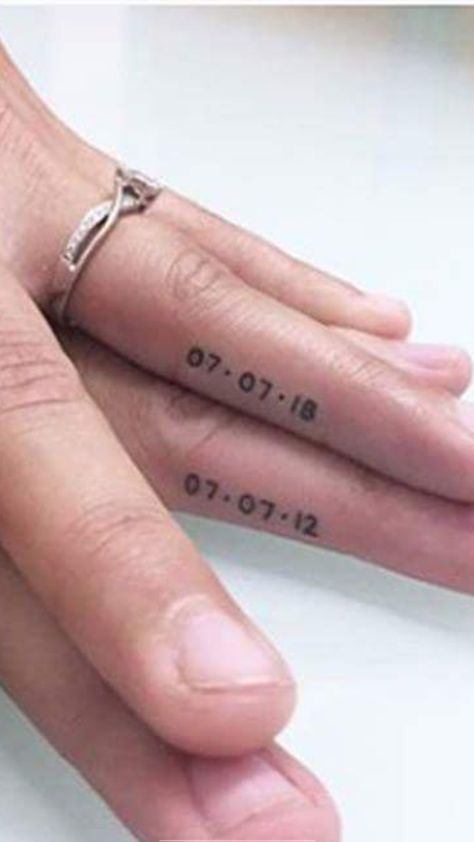 Tatoos Woman Finger, Dates As Tattoos, Finger Date Tattoo Ideas, Matching Couple Tattoos Dates, Date On Finger Tattoo, Marriage Date Tattoo, Couples Tattoos Finger, Matching Date Tattoos, Women Ring Tattoo