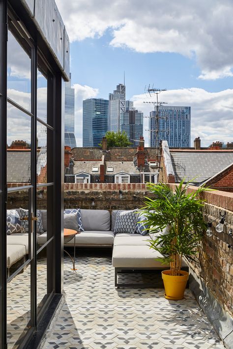 London rooftop apartment with upholstered outdoor furniture and reclaimed tiled patio London Flat Interior, Penthouse London, London Rooftop, Reclaimed Kitchen, London Rooftops, Rooftop Apartment, Outdoor Interior, Warehouse Apartment, Reclaimed Tile