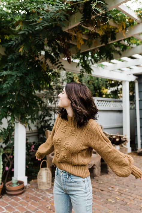 Halloween Sweater Outfit, Sweater Styling, Denim Styling, Halloween Entertaining, Urban Wear Women, Autumn Tones, Sweater Outfit, Halloween Sweater, Street Style Winter