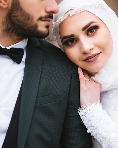 Image may contain: 1 person, closeup Poses Hide Face, Muslim Wedding Photos, Muslim Wedding Photography, Foto Wedding, Hide Face, Bridal Photography Poses, Muslim Wedding Dresses, Muslim Couple Photography, Pose Fotografi