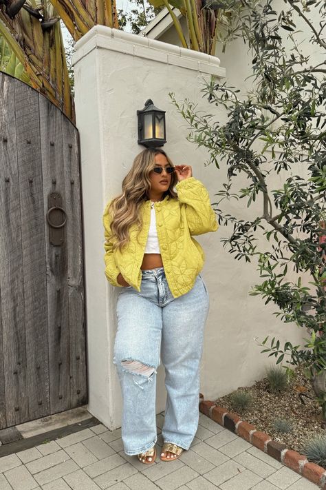 Jeans Outfit Street Style, Womens Outfit Ideas, Thick Body Outfits, Curvy Street Style, Fashion Jeans Outfit, Plus Size Posing, Outfit Street Style, Womens Outfit, Mid Size Fashion