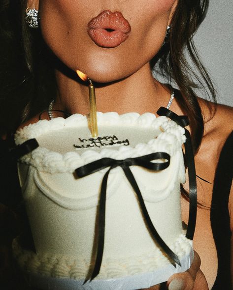 Different Birthday Photoshoot Ideas, Photoshoot Inspo Birthday, 20th Photoshoot Birthday Ideas, Retro Birthday Photoshoot Ideas, 33 Years Old Birthday Photo Shoot, Self Photoshoot Birthday, Birthday Shoot Cake, Birthday Shoot Ideas 21, 23 Birthday Ideas For Her Parties