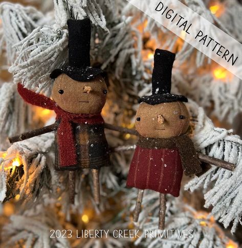 New Primitive Snowman Ornament DIGITAL PATTERN Hello Winter - Etsy Primitive Christmas Crafts Diy, Primitive Snowmen Patterns, Primitive Christmas Crafts, Primitive Ornaments, Christmas Orniments, Diy Schneemann, Primitive Christmas Decor, Primitive Snowman, Primitive Santa