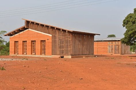 Abetenim Arts Village and the rammed earth schools of Ghana - Field Study of the World Contemporary Rural Architecture, Ghana Architecture, Earth Roof, Kaira Looro, Earth Building, Sustainable Schools, Earth School, Contemporary Architecture Residential, Green Roof Building