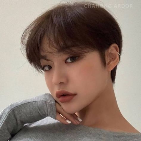 Bangs Korean, Tomboy Haircut, Tomboy Hairstyles, Shot Hair, Short Grunge Hair, Korean Short Hair, Short Hair Tomboy, Pixie Cut With Bangs, Girls Short Haircuts