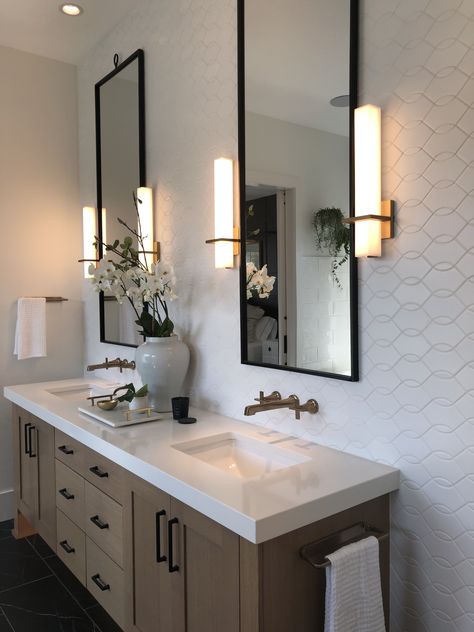 Vanity Mirror Ideas, Pinterest Bathroom, Makeover Kamar Mandi, Mirror Lighting, Minimalist Vanity, Mirrors Bathroom, Bilik Air, Designer Bathroom, Bathroom Modern