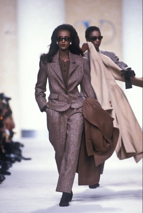 #fashion #runway #80s #1989 #valentino #iman #powerdressing Iman Style 80s, Iman 90s Runway, 80s Women Suit, Vintage Valentino Runway, Iman Model 80s, 80s Suit Women, Yuppie Aesthetic, 80s Supermodels, Iman Runway