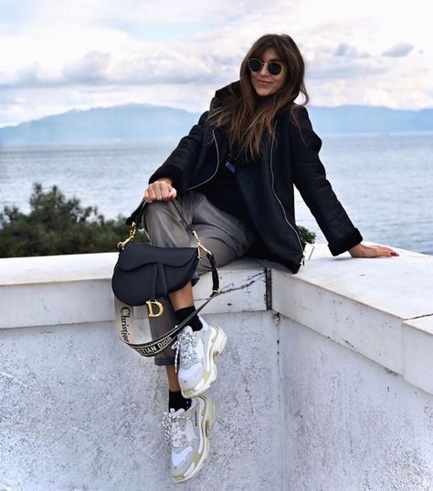 Balenciaga Triple S Outfit, Saddle Bag Outfit, Dior Saddle Bag Outfit, Dior Bag Outfit, Black Saddle Bag, Louis Vuitton Outfit, Dior Clutch, Best Designer Bags, Bag Outfit