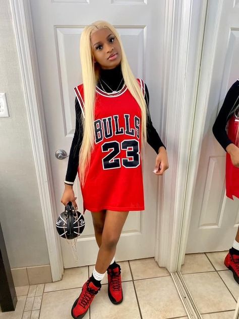 Basketball Muse Outfit Ideas, Jersey Birthday Outfit, Basketball Jersey Dress Outfit, Jordan Jersey Outfit, Bulls Game Outfit Women, Basketball Jersey Outfit Women Fashion, Women Jersey Outfit, Jordan 23 Outfit Women, Girl Jersey Outfit