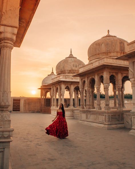 Fatehpur Sikri Photography Poses, Rajasthan Picture Ideas, Temple Photoshoot Women, Rajasthan Photoshoot, Udaipur Trip, Rajasthan Photography, Jaipur Trip, Travel India Beautiful Places, Jaipur Travel