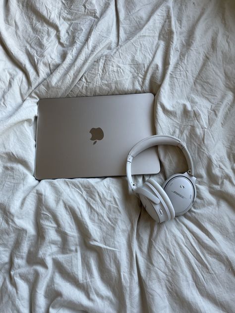 that girl aesthetic macbook air starlight Macbook Air M2 Starlight Aesthetic, Macbook Air Starlight, Starlight Aesthetic, Macbook Air Aesthetic, Aesthetic Macbook, Apple Aesthetic, Angel Energy, Macbook Air 15, Apple Laptop