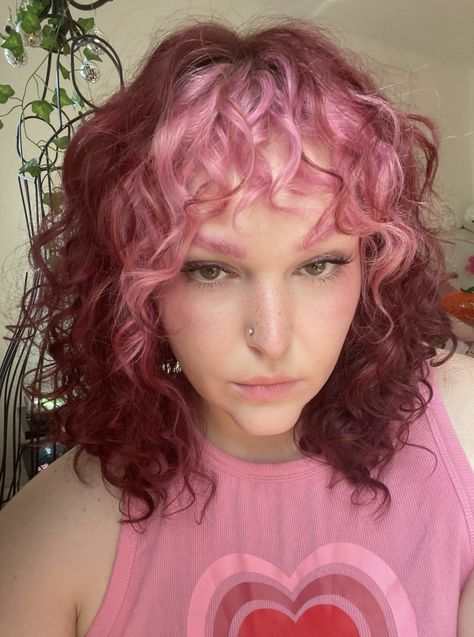 Bleached Hair With Dark Roots, Short Curly Hair Styles, Hair Dark Roots, Theater Musical, Short Bleached Hair, Hair With Dark Roots, Dyed Curly Hair, Hair Styles For Women, Dyed Hair Inspiration