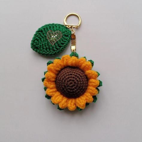 sunflower keychain, blue leaf, crochet pattern Pattern Free Amigurumi, Crochet Keychains, Amigurumi Doll Pattern, Crochet Sunflower, Free Amigurumi Patterns, Blue Leaves, Amigurumi Toys, Pattern Free, Amigurumi Crochet