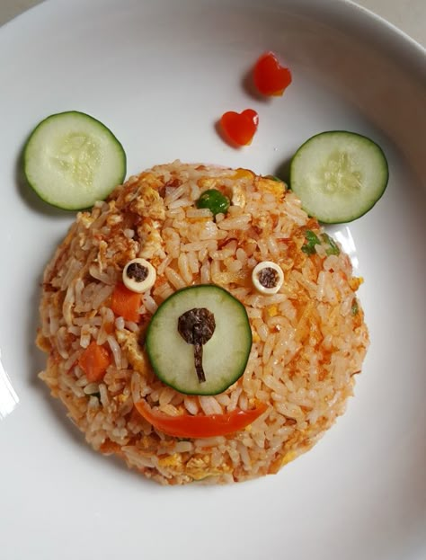 MamaFaMi's Spice n Splendour: Simple Fried Rice Simple Fried Rice, Food Art For Kids, Decorações Com Comidas, Easy Food Art, Food Garnishes, Fun Kids Food, Food Crafts, Breakfast For Kids, Toddler Meals