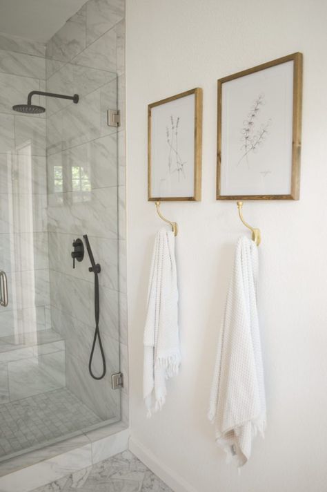 Bathroom Remodel Marble, Matte Black Shower Fixtures, Black Shower Fixtures, Home Decor Ideas Modern, Modern Boho Decor, Marble Showers, Bad Inspiration, Shower Fixtures, Shabby Chic Bathroom