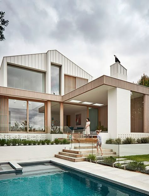 This sympathetic extension to an understated heritage weatherboard at the hands of Tecture looks well into the future for this family of six. Coastal Facade, Beautiful Beach Houses, Weatherboard House, Contemporary Beach House, House Cladding, Contemporary House Exterior, Beach House Exterior, Tropical Home Decor, Modern Beach House