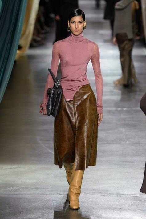 Fall 2024 Runway Trends, Model Off Duty Style Fall, Fall 2024 Runway, Fall Fashion Runway, Fall Winter Runway, Fendi Fashion Show, Fendi Runway, 2020s Fashion, Fw 2024