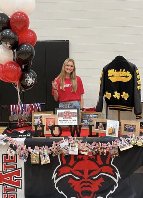 Track Table Decorations, Senior Sports Table Ideas, Volleyball Senior Night Table Ideas, Soccer Signing Day Table, Softball Signing Day Table Ideas, Senior Night Tables, Signing Day Table College, College Signing Day Table Ideas, Senior Table Ideas Sports