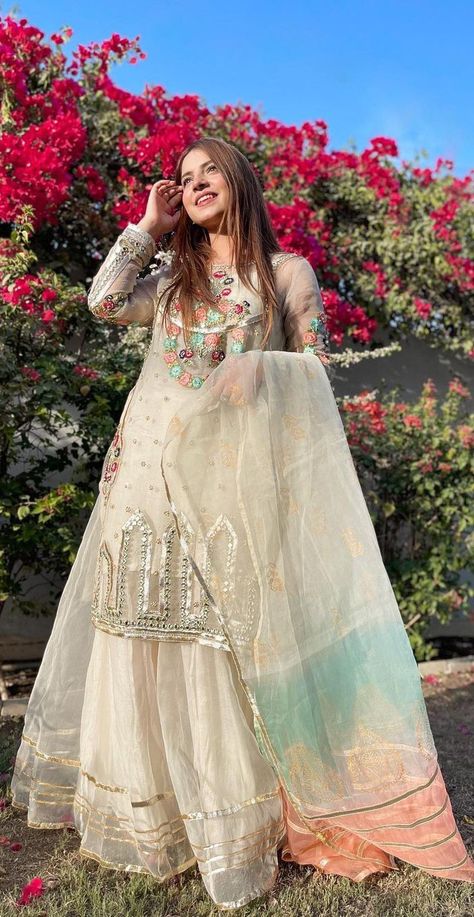 Dananeer Mobeen Dress, Eid Dress Ideas, Pakistani Women Dresses, Fancy Suit, Pakistani Fancy Dresses, Pakistani Dresses Casual, Pakistani Fashion Party Wear, Beautiful Pakistani Dresses, Eid Dresses