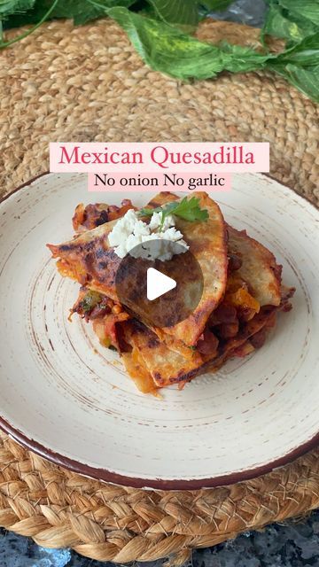 Dhruvi Jain on Instagram: "✨Bringing the café vibes home with these mouthwatering Mexican quesadillas! 🌮✨  Turn your kitchen into a fiesta with every cheesy, flavor-packed bite🧀😍  — Ingredients:  1 tbsp oil 1 tbsp ghee or butter  Chilli flakes, oregano  1 cup finely chopped veggie (cabbage, capsicum, bell pepper, tomatoes, corn)  100 gms paneer  1 cup boiled & cooked Rajma  Salt to taste  1 tsp red chilli powder  1 tsp ketchup  Fresh coriander   You can use tortillas or wheat flour Roti. Apply pasta pizza sauce on the rot. You can add Cheese or paneer as you like and toast until crispy✨😋  #quesadilla #quesadillas #quesada #mexicanfood #navratrispecial #noonion #nogarlicnoonions #jainfood #healthyfood #cafestyle #genzmemes #genzlifelovers" Quesadilla Recipes Vegetarian, Jain Food, Rajma Recipe, Jain Recipes, Mexican Sauce, Pizza Sauce Recipe, Red Chilli Powder, Pasta Pizza, Veg Dishes