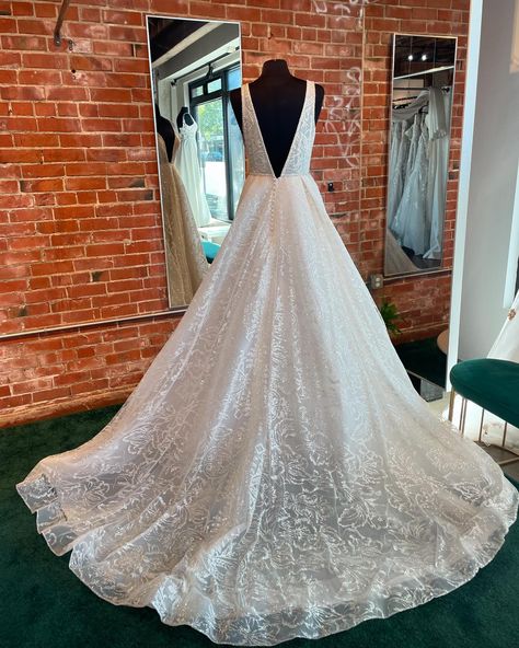 Make an appointment to try this beautiful new consignment arrival! Zavana Couture Style ZC371 Size 10 unaltered #weredo ♻️ #sayyestothedress #ido #greenbride Zavana Couture, Couture Style, Make An Appointment, Emerald City, Yes To The Dress, Couture Fashion, Emerald, Size 10, Couture