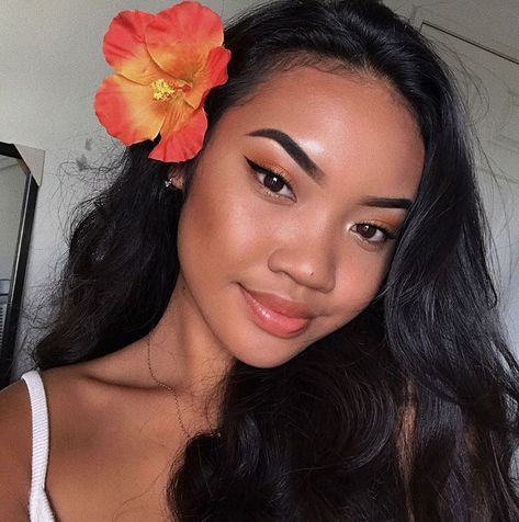 Hawaiian Makeup, Pocahontas Makeup, Moana Makeup, Hawaii Makeup, Disney Princess Makeup, Makeup Themes, Halloween Make-up Looks, Gold Eyeliner, Extra Clothes