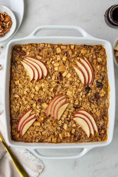 Filled with rolled oats, cinnamon, and fresh apple, this apple pie baked oatmeal is perfect for a healthy and filling on-the-go breakfast. Apple Pie Baked Oatmeal, Baked Apple Oatmeal, Baked Cinnamon Apples, Bakers Gonna Bake, Baked Apple Pie, Apple Farm, Oats Breakfast, Baked Oats, Banana Oatmeal