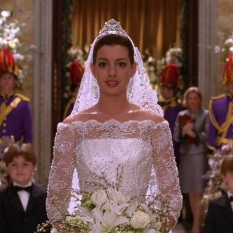 Princess Diaries Wedding Dress, Princess Diaries Wedding, Mia Thermopolis, Princes Diaries, Princess Mia, Princess Diaries 2, Diary Movie, Mia Dress, Celebrity Wedding Dresses