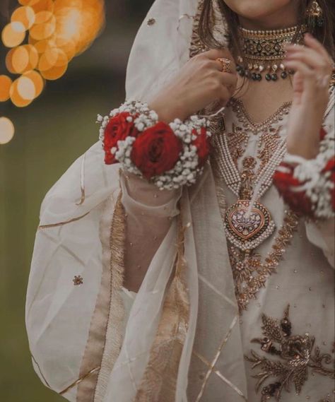 Flower Bangles Wedding, Flower Bangles, Flower Jewelry Designs, Wedding Flower Jewelry, Bridal Jewelry Sets Brides, Bridal Jewellery Inspiration, Fancy Flowers, Flower Crown Hairstyle, Wedding Lehenga Designs