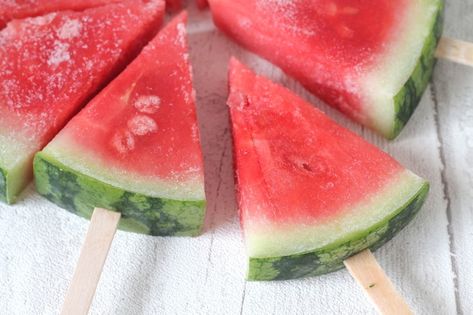 Keep cool this summer with these healthy and cheap Watermelon snacks that your kids will love - Watermelon Popsicles and Watermelon Slushies! Watermelon Lollipops, Watermelon Freeze, Kim Birthday, Watermelon Slushies, Watermelon Snack, Pool Snacks, Watermelon Slushie, Labor Bag, Lila Party