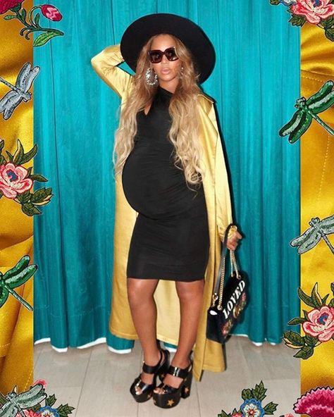 Pregnant Beyonce shows off a gorgeous black Mina Roe dress in this latest photo shoot Beyonce Twin, Celebrity Pregnancy Style, Beyonce Pregnant, Outfits For Pregnant Women, Beyonce Show, Celebrity Pregnancy, Beyonce Instagram, Beyonce Fans, Beyonce Knowles Carter