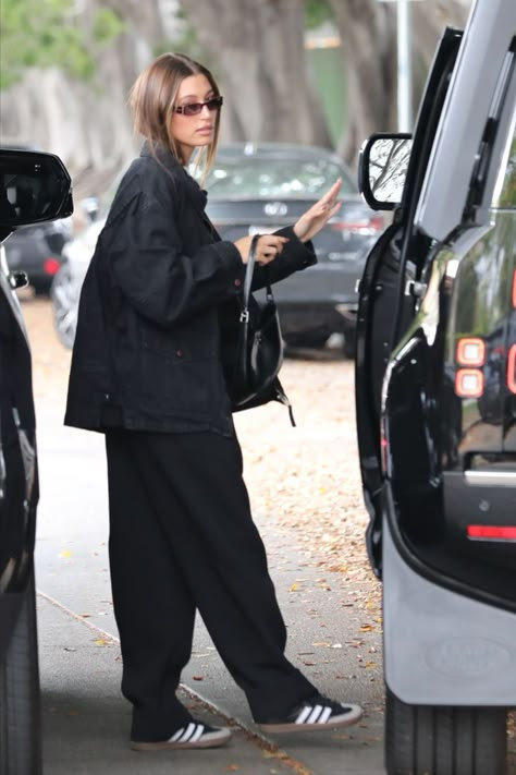 Hailey Bieber 9.16.22 Samba Adidas Outfit, Black Sneakers Outfit, Adidas Samba Black, Looks Adidas, Hailey Bieber Outfits, Adidas Samba Outfit, Samba Outfit, Hailey Bieber Style, Look Adidas