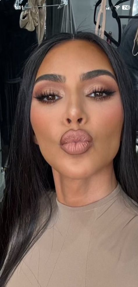 Kim Kardashian Selfie, Kim Kardashian Eyebrows, Kim Kardashian Wallpaper, Kim Kardashian Makeup Tutorial, 2000s Photoshoot, Kim Kardashian Family, Kardashian Makeup, Kim Kardashian Makeup, Kim Kardashian Hair