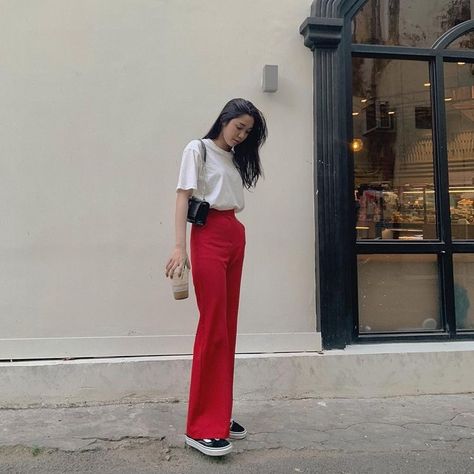 Red Outfit Elegant, Red Denim Pants Outfit, Red Trouser Outfit Women, Palazzo Rojo Outfit, Outfits Pantalon Rojo, Pantalon Rojo Outfit, Red Trousers Outfit Casual, Red Pants Outfit Aesthetic, Red Pants Summer