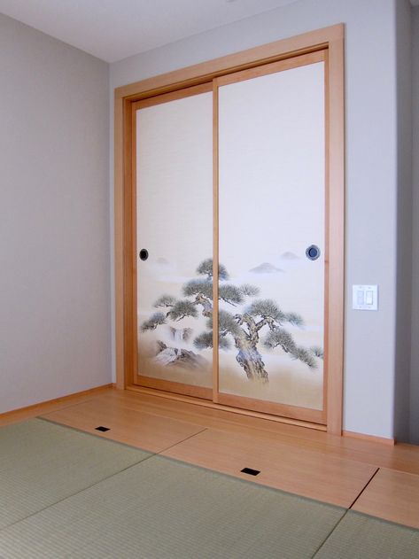 Japanese Closet Design, Japanese Style Closet Doors, Japanese Closet, Japanese Wardrobe, Japanese Style Sliding Door, Sliding Asian Door, Old Japanese Bedroom, Japanese Curtain Door, Japanese Sliding Doors