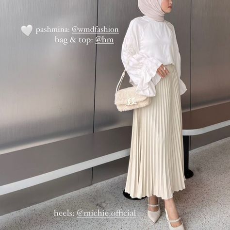 Plisket Skirt Outfit Hijab, Skirt Outfits Hijab, Kondangan Outfit, Fashion Identity, Casual Hijab, Casual Hijab Outfit, Outfit Hijab, Ootd Hijab, Hijab Outfit