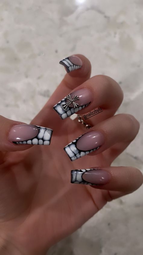 Black French Crocodile Nails, Black And Grey Acrylic Nails Short, Crocodile Pattern Nails, White And Black Crocodile Nails, Crocidle French Tips Black, Black And Grey Short Nails, Short Acrylic Nails Black Design, Black White And Grey Acrylic Nails, White Black And Pink Nails