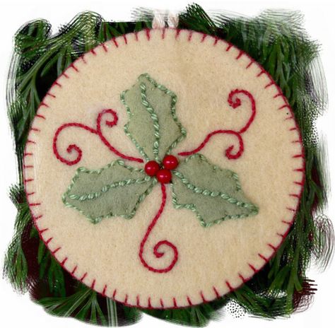 Baby Mobil, Holly Christmas, Felt Christmas Decorations, Little Christmas Trees, Holly Leaves, Navidad Diy, Felt Christmas Ornaments, 자수 디자인, Christmas Sewing