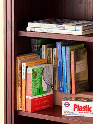 Organizing Books and Maximize Shelf Space:    Make room for two rows of paperbacks with this DIY shelf riser. Save boxes from waxed paper, plastic wrap, or foil, leaving the empty rolls inside for support. Place boxes along back of your shelf (you may need to cut off to fit); wrap with acid-free paper (from a crafts or art store). Put books on top and in front, leaving space in between, as shown. Home Library Diy, Organization Books, Library Diy, Shelf Riser, Organizing Books, Diy Shelf, Library Organization, Bookshelf Organization, Book Organization