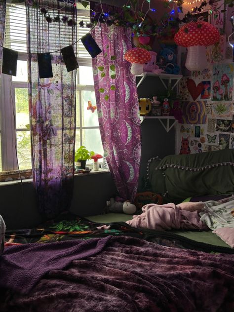 Green And Purple Room Bedrooms, Room Decor Cluttercore, My Aesthetic Room, Bedroom Inspirations Colourful, Gremlincore Bedroom, Whismgothic Bedroom, Wimsey Goth Style Bedroom, Green Purple Room, Whimsigoth Dorm