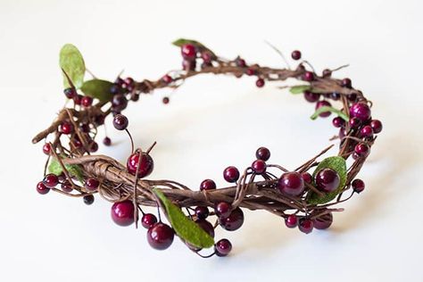 DIY Holly Crown Holly Crown, Christmas Tiara, Christmas Headband Diy, Homemade Christmas Wreaths, Christmas Headbands, Crown Diy, Hate Christmas, Headband Diy, Christmas Photo Props